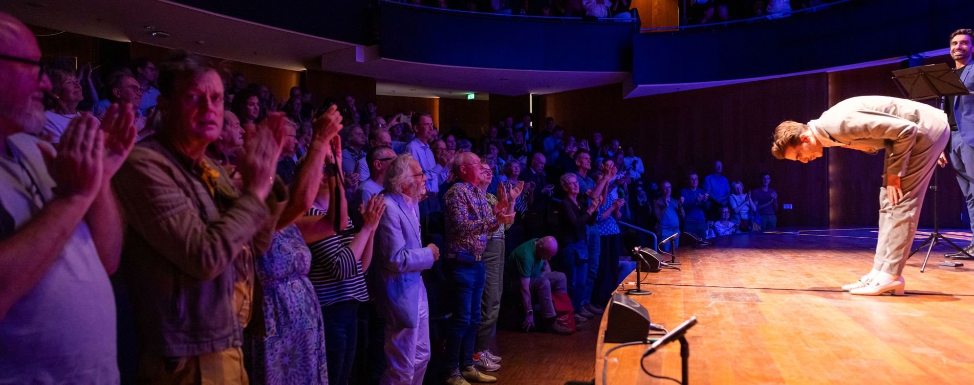 Model.HeaderVisualTitle